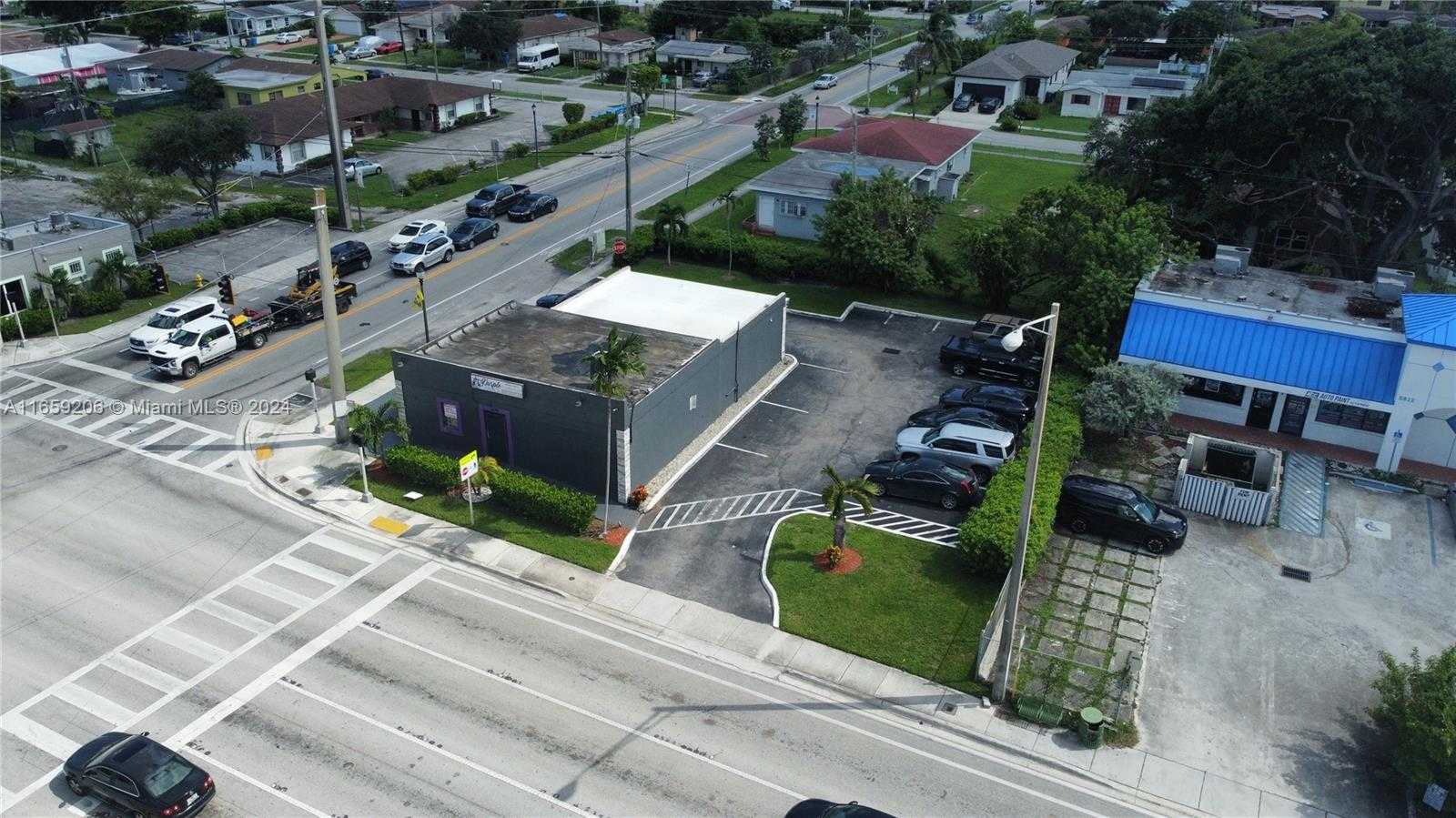 Small Image of 5600 PEMBROKE RD, West Park Number 6