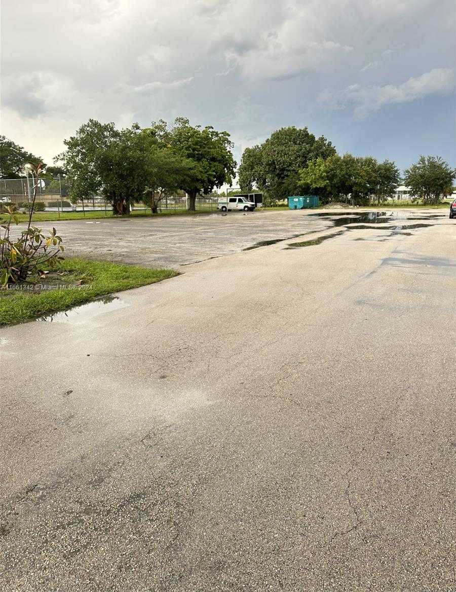 Small Image of 5005 NW 173rd Dr, Miami Gardens, FL 33055, USA Number 4