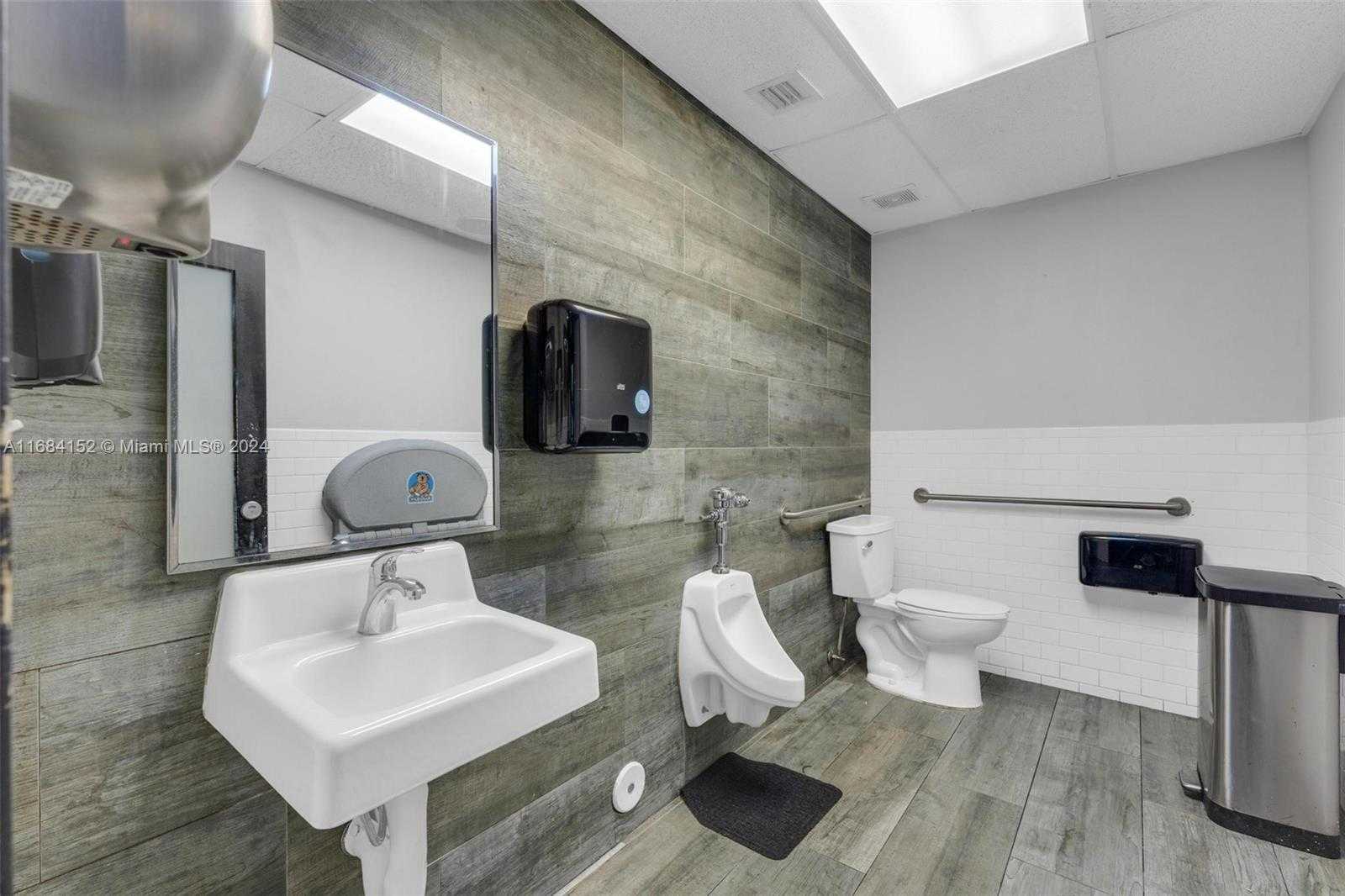 Small Image of 4950 W 12th Ave, Hialeah, FL 33012, USA Number 12