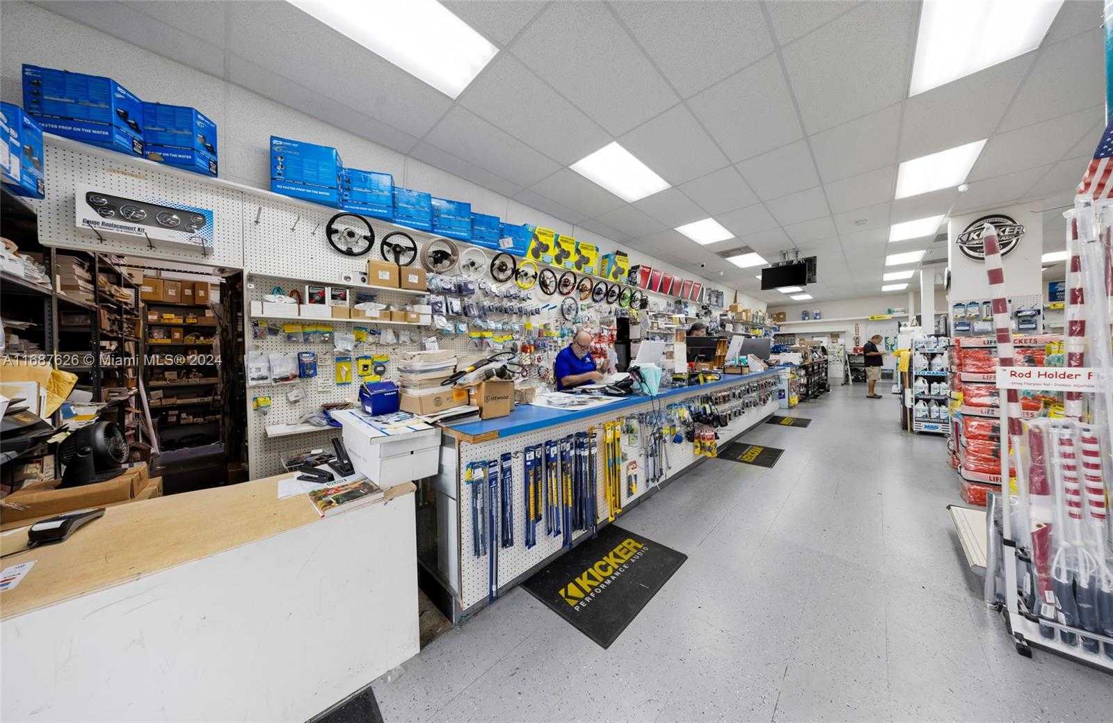 Small Image of 887 EAST OKEECHOBEE RD, Hialeah Number 3