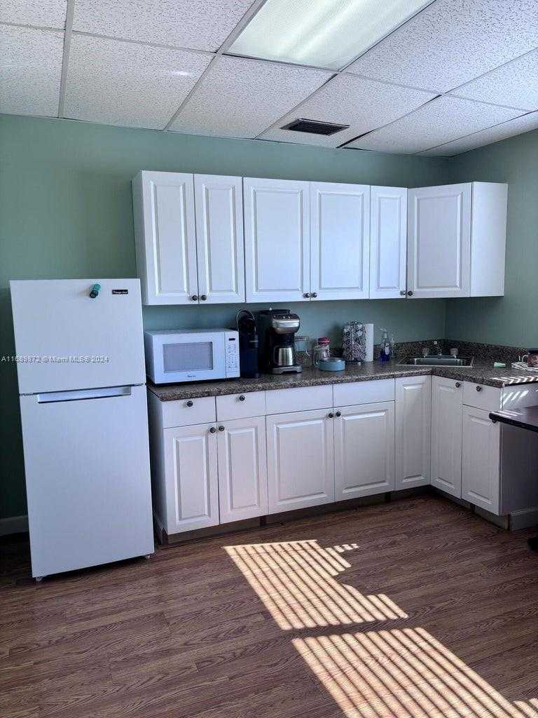 Small Image of 11400 OVERSEAS HWY #207/208, Marathon Number 12