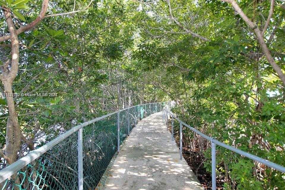 Small Image of 101910 OVERSEAS HWY, Key Largo Number 21
