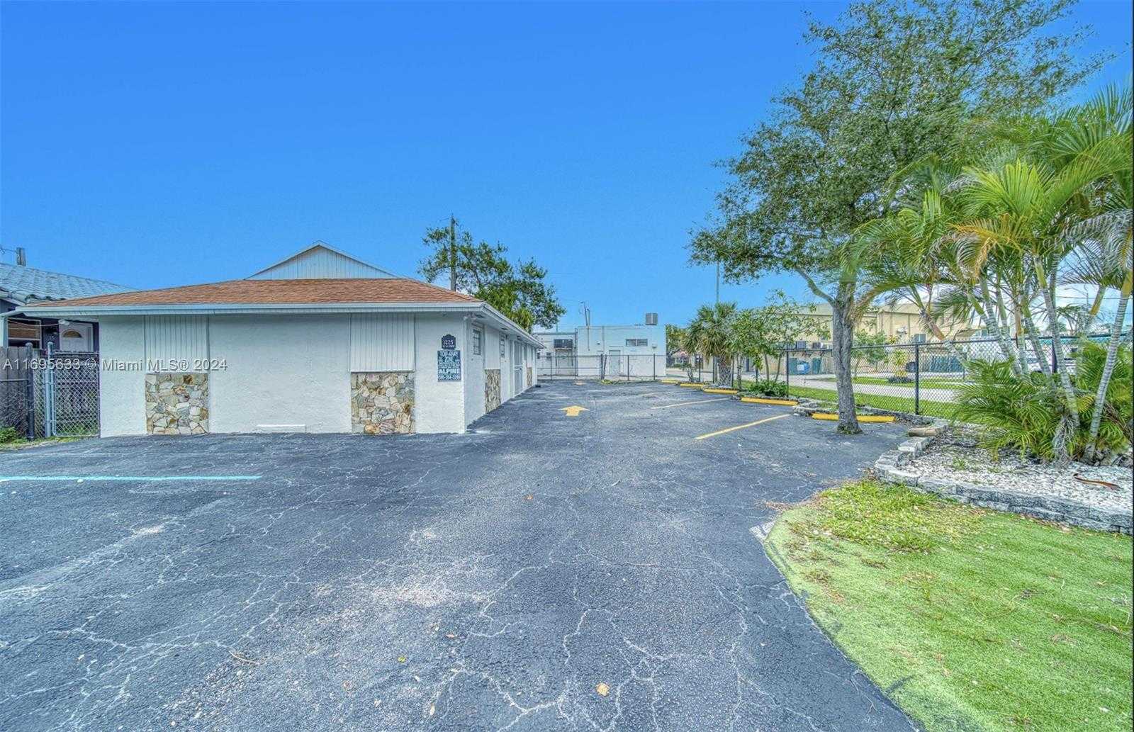 Small Image of 1225 NORTH EAST 162ND ST, North Miami Beach Number 3