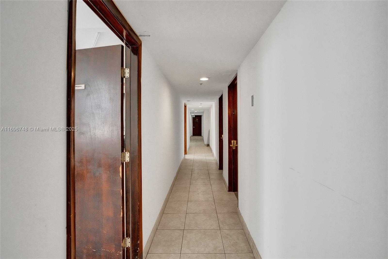Small Image of 168 SE 1st St, Miami, FL 33131, USA Number 14