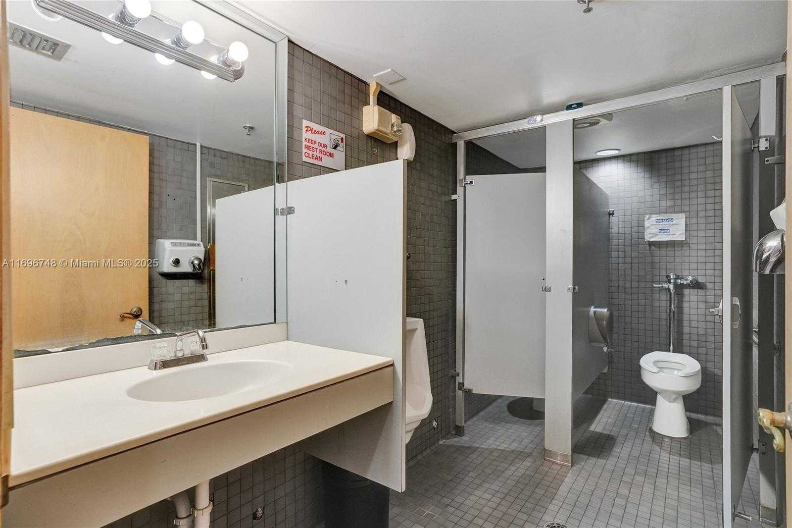 Small Image of 168 SE 1st St, Miami, FL 33131, USA Number 17