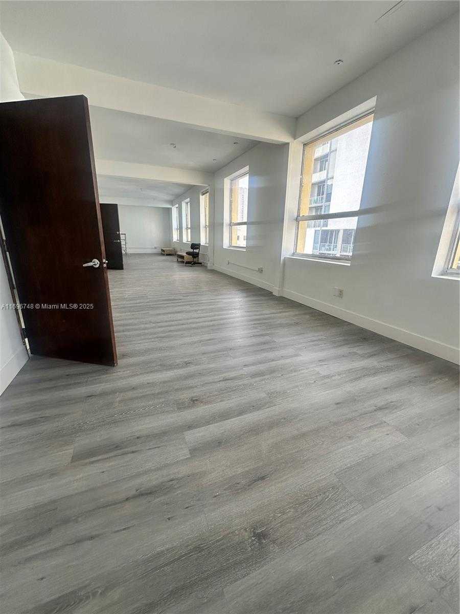Small Image of 168 SE 1st St, Miami, FL 33131, USA Number 19