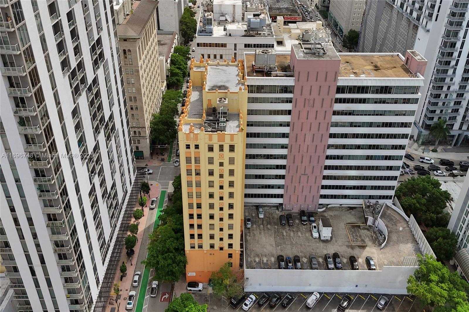 Small Image of 168 SE 1st St, Miami, FL 33131, USA Number 2
