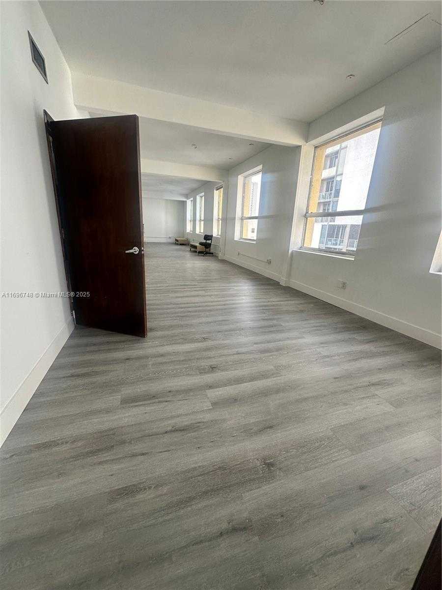 Small Image of 168 SE 1st St, Miami, FL 33131, USA Number 20