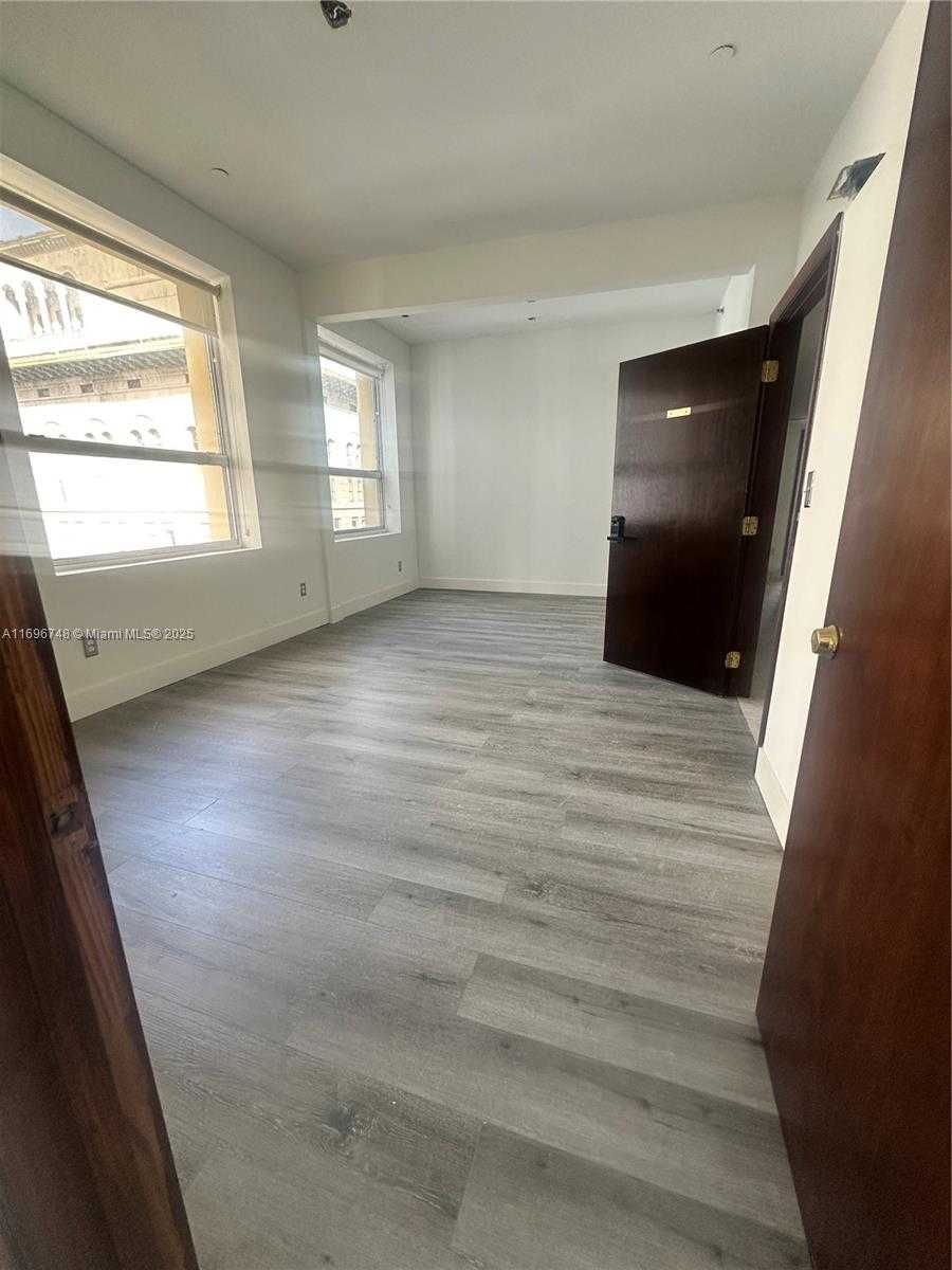 Small Image of 168 SE 1st St, Miami, FL 33131, USA Number 21