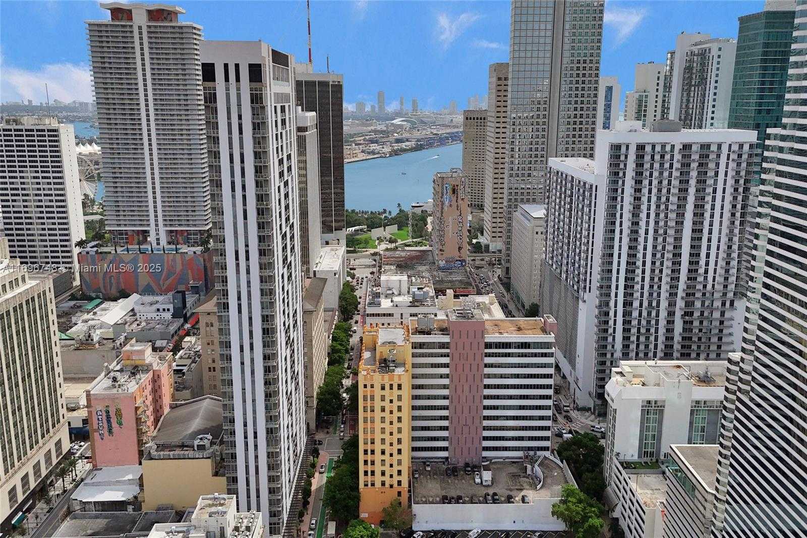 Small Image of 168 SE 1st St, Miami, FL 33131, USA Number 3