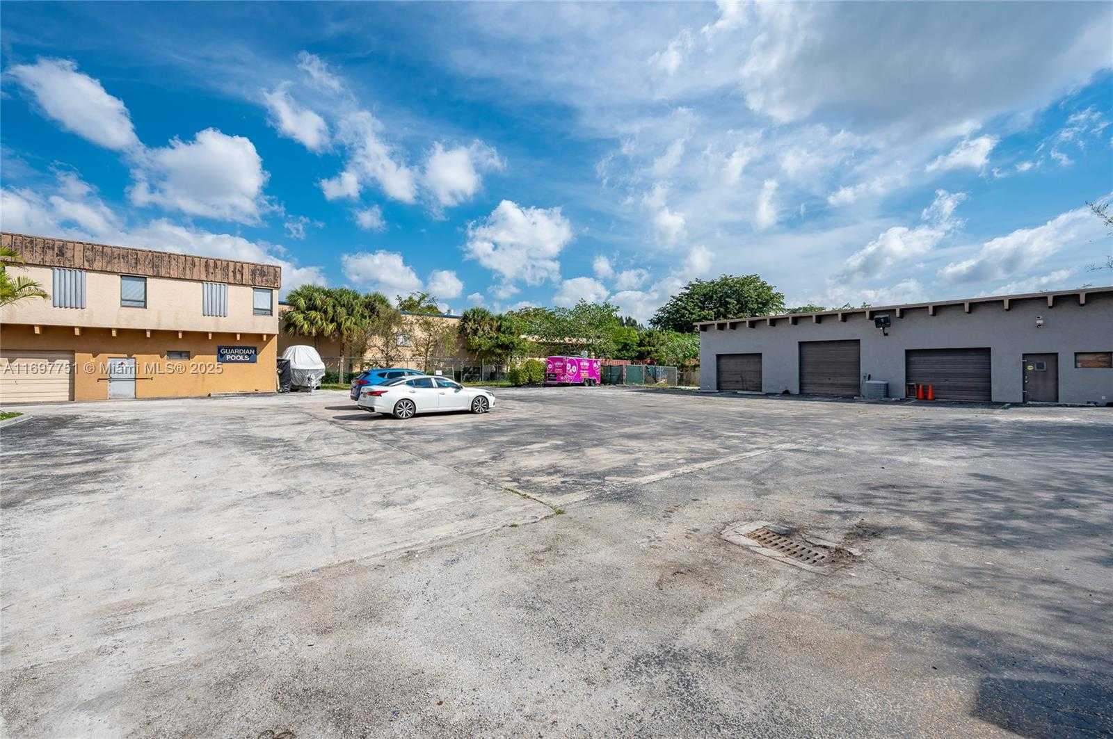 Small Image of 4196 SOUTH UNIVERSITY DR, Davie Number 14