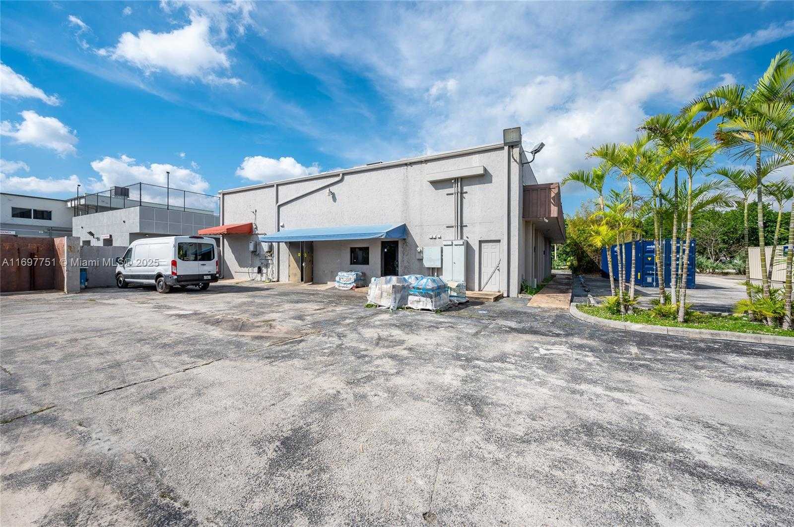 Small Image of 4196 SOUTH UNIVERSITY DR, Davie Number 15
