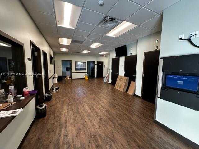 Small Image of 12700 Dixie Hwy, North Miami, FL 33161, USA Number 9