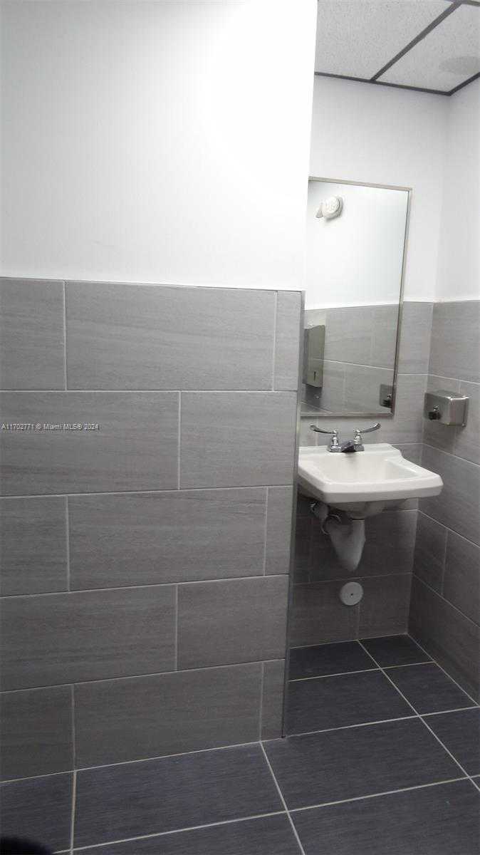 Small Image of 660 NORTH EAST 167TH ST, Miami Number 6