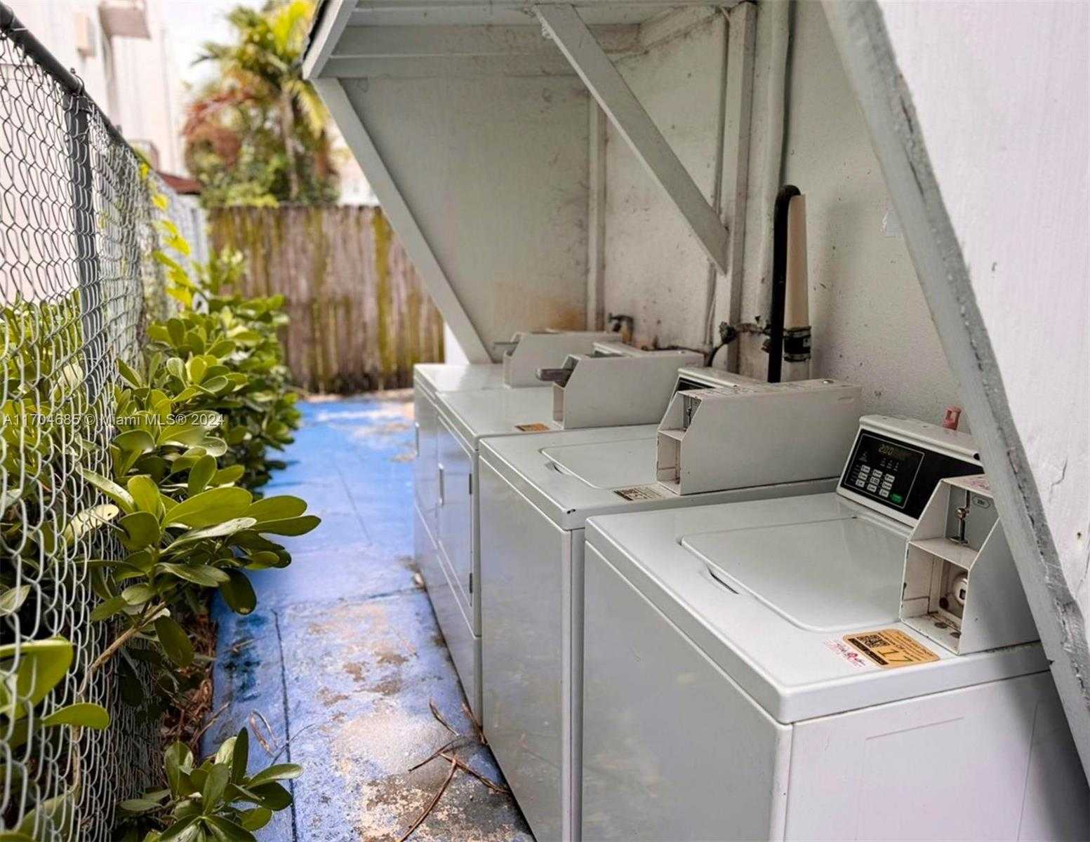 Small Image of 7717 BYRON AVE, Miami Beach Number 4