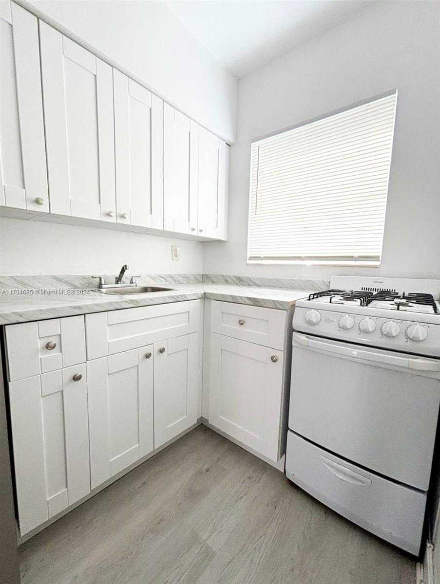 Small Image of 7717 BYRON AVE, Miami Beach Number 8
