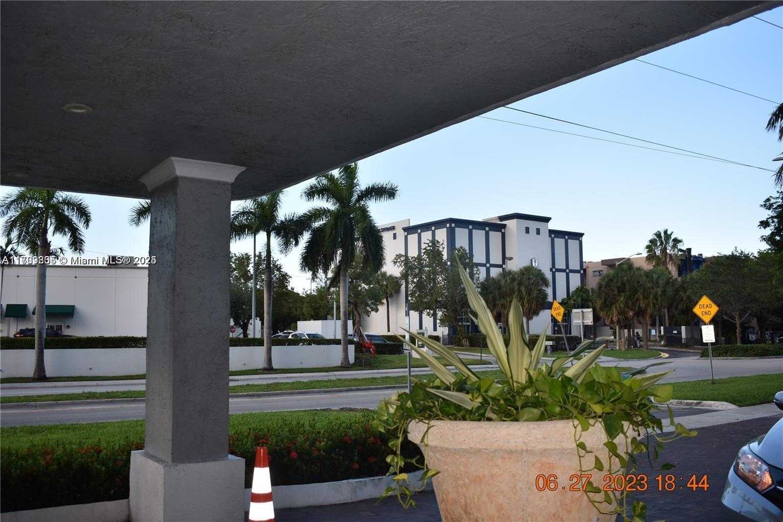 Small Image of 13499 BISCAYNE BLVD #CUT3 #5, North Miami Number 24