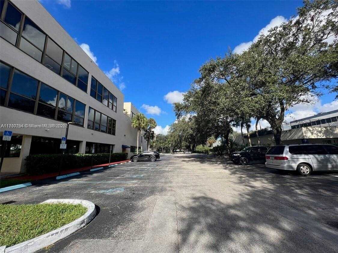 Small Image of 14100 PALMETTO FRNTG RD #310, Miami Lakes Number 6