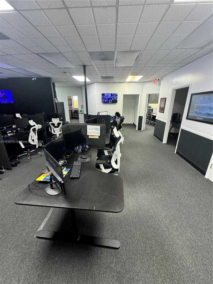 Small Image of 14100 PALMETTO FRNTG RD #310, Miami Lakes Number 8