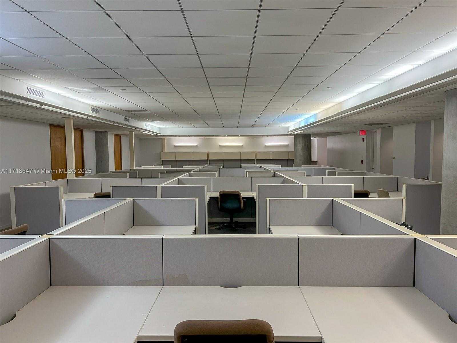 Small Image of 2100 Ponce de Leon, Coral Gables, FL 33134, USA Number 14
