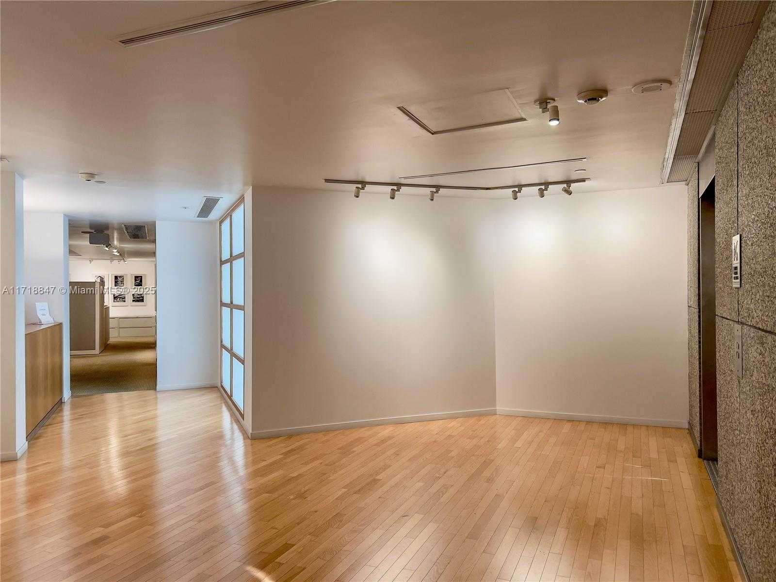 Small Image of 2100 Ponce de Leon, Coral Gables, FL 33134, USA Number 2