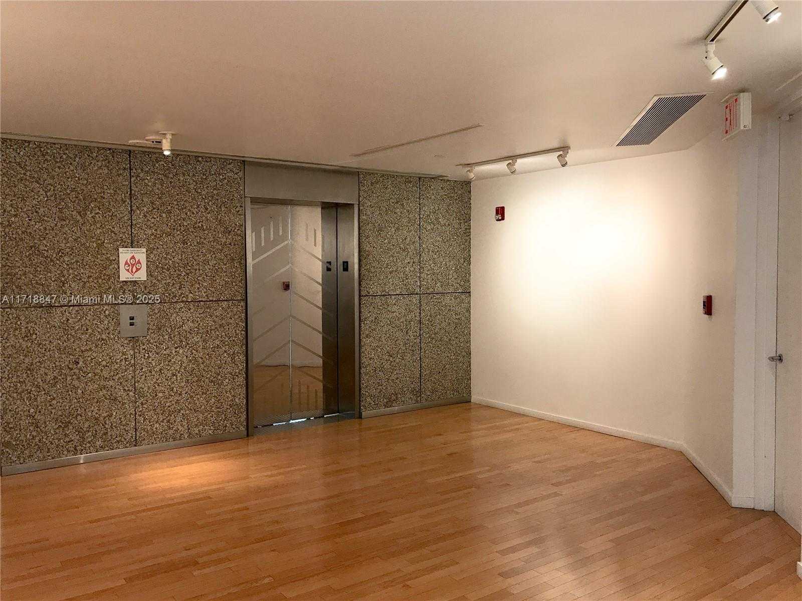 Small Image of 2100 Ponce de Leon, Coral Gables, FL 33134, USA Number 3