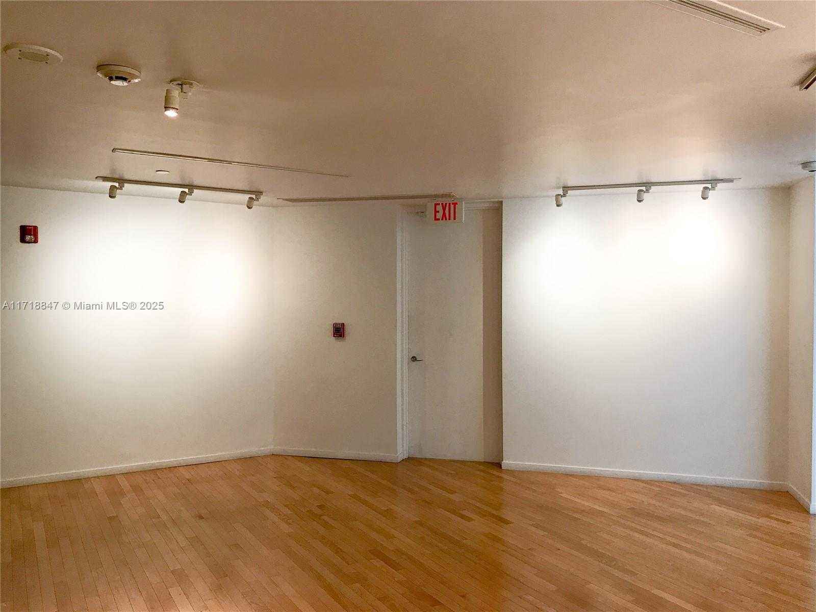 Small Image of 2100 Ponce de Leon, Coral Gables, FL 33134, USA Number 4