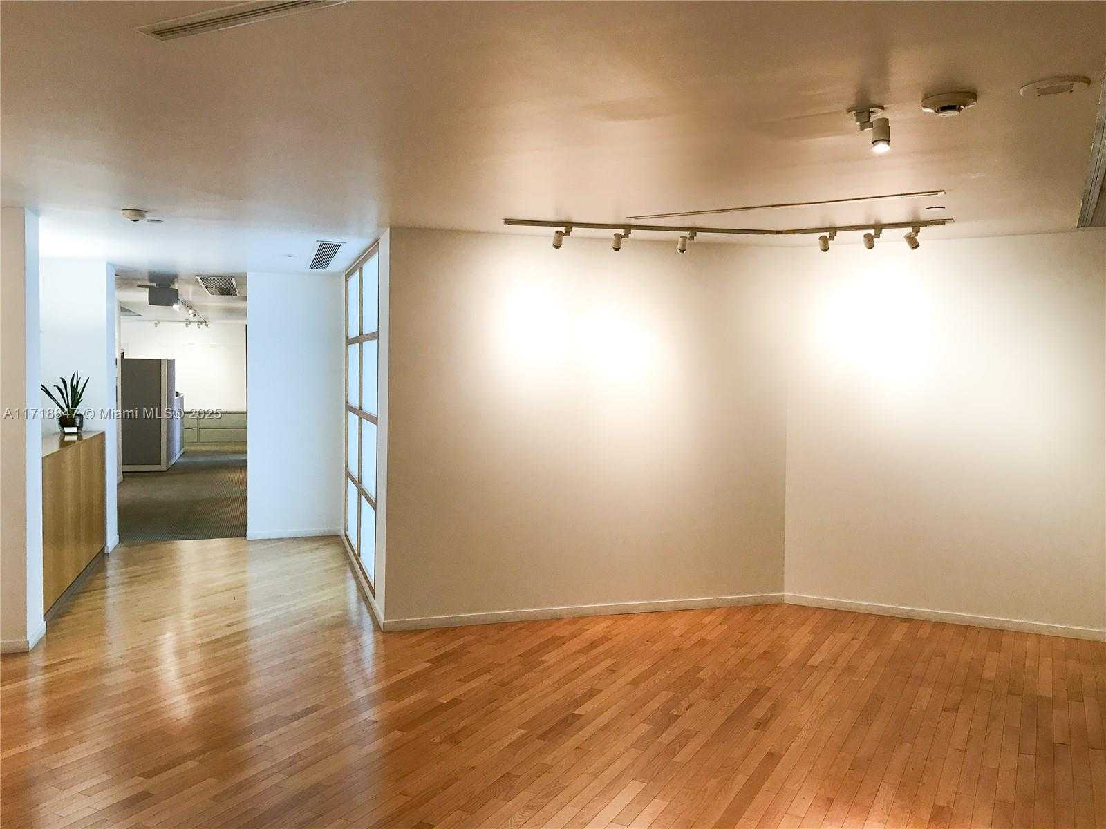 Small Image of 2100 Ponce de Leon, Coral Gables, FL 33134, USA Number 5