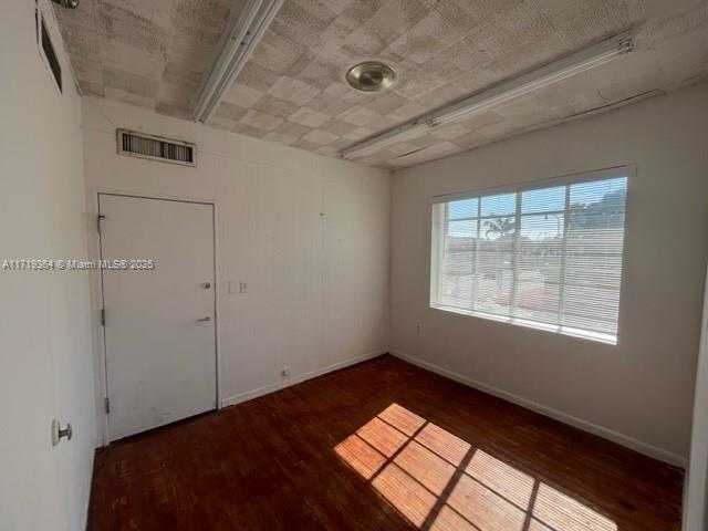 Small Image of 7100 BISCAYNE BLVD #210, Miami Number 5