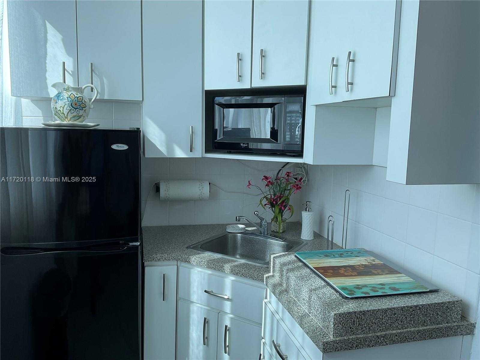 Small Image of 5445 COLLINS AVE #CU28, Miami Beach Number 6
