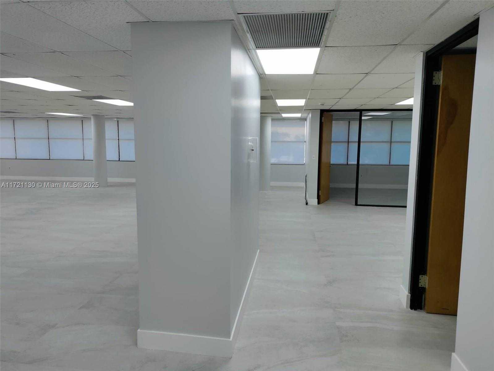 Small Image of 1799 W Oakland Park Blvd, Oakland Park, FL 33311, USA Number 2