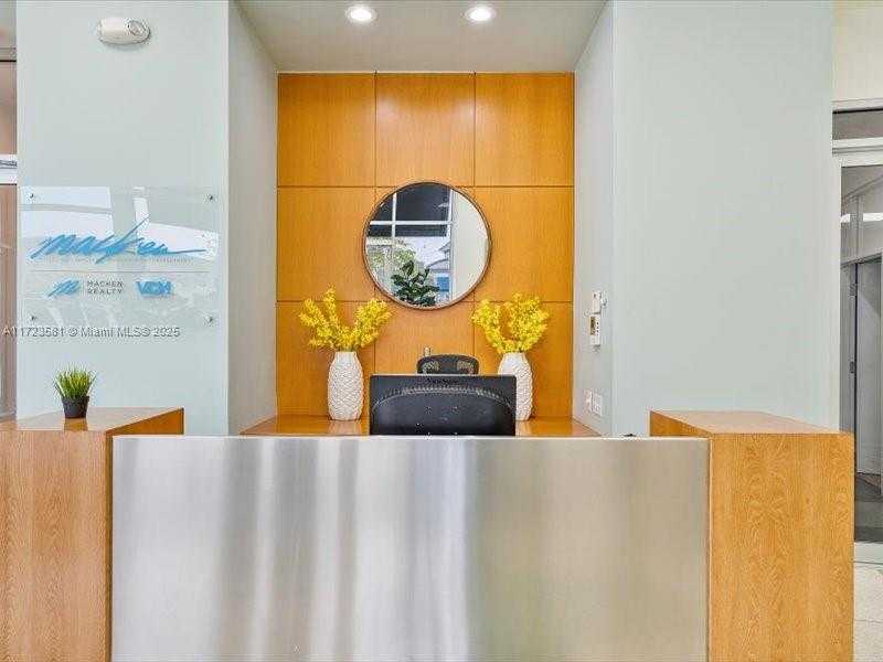 Small Image of 2404 HOLLYWOOD BLVD, Hollywood Number 3