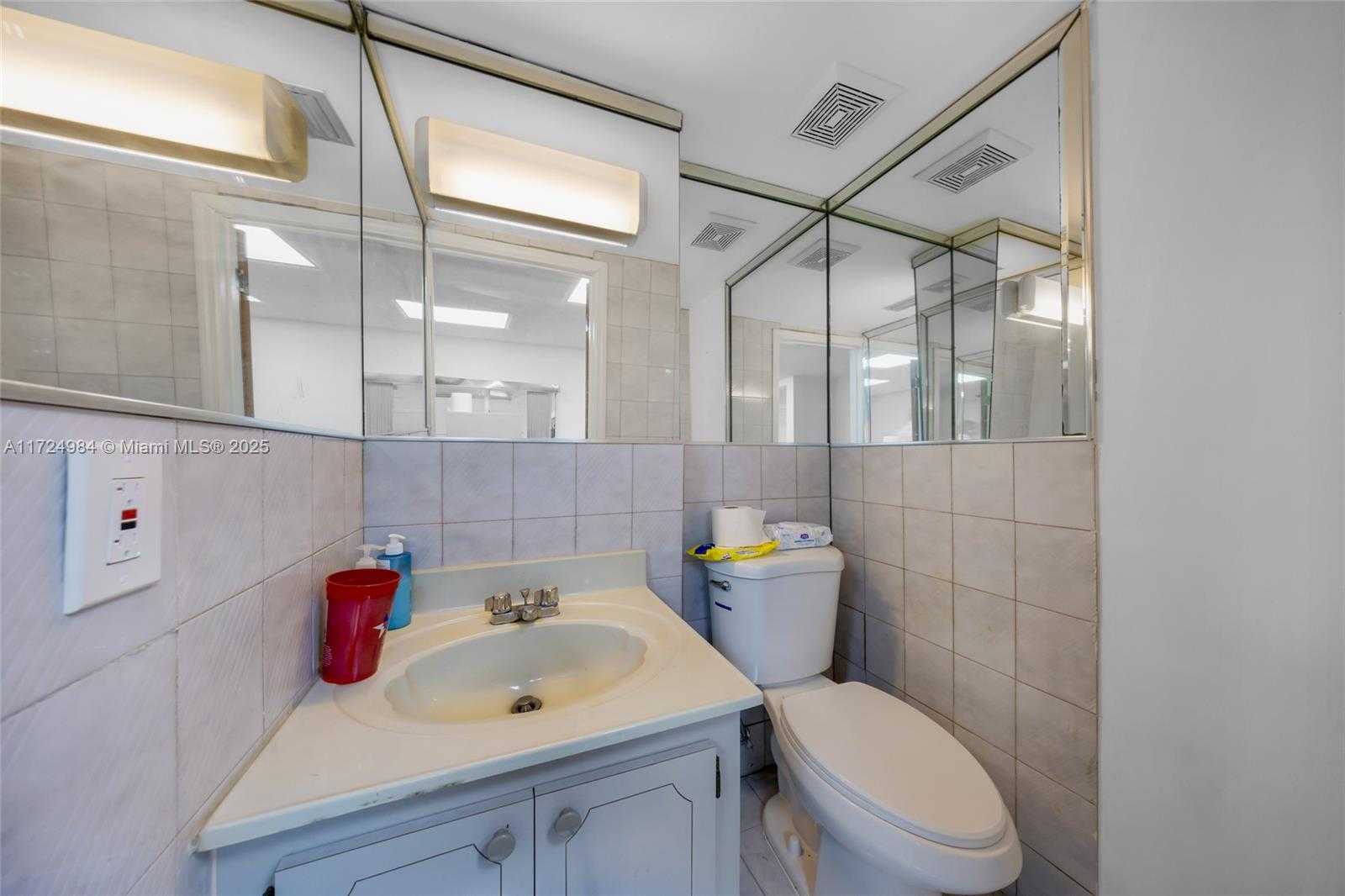Small Image of 1711 WEST 38TH PL, Hialeah Number 7