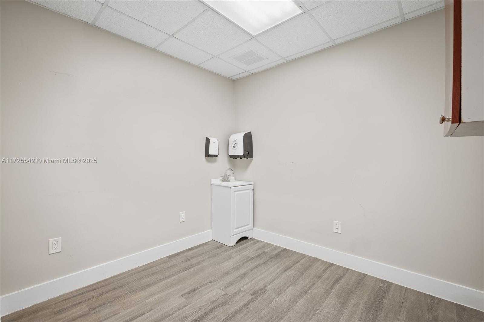 Small Image of 960 WEST 41ST ST, Miami Beach Number 14