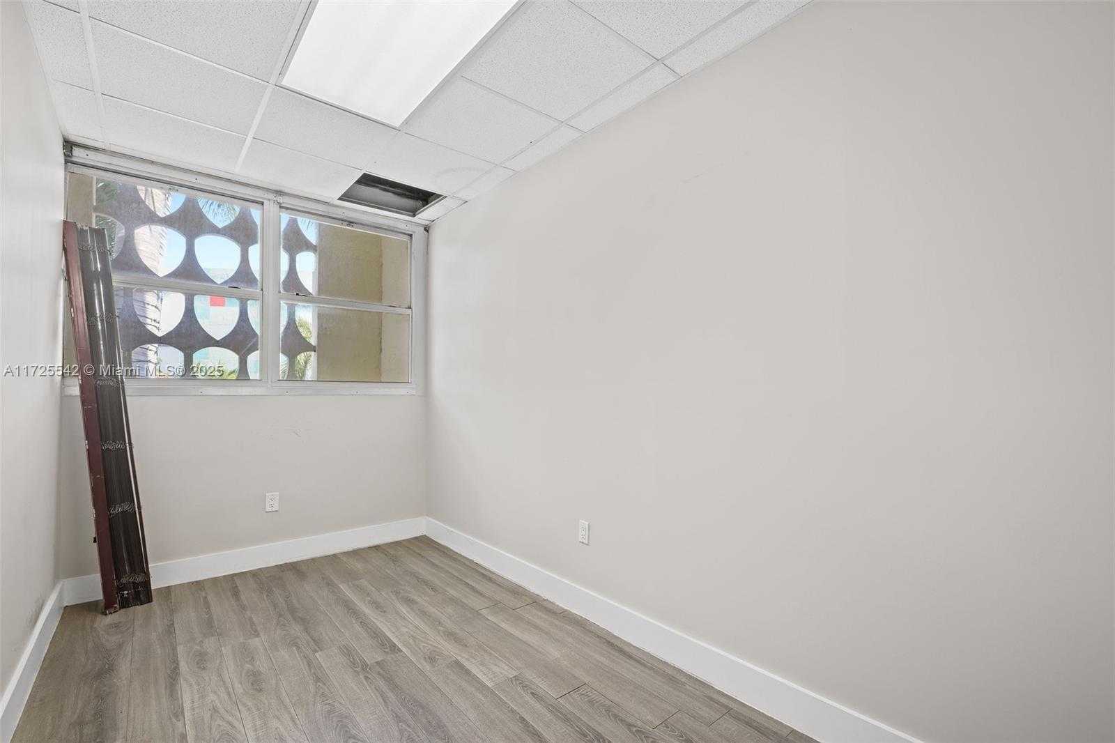 Small Image of 960 WEST 41ST ST, Miami Beach Number 21