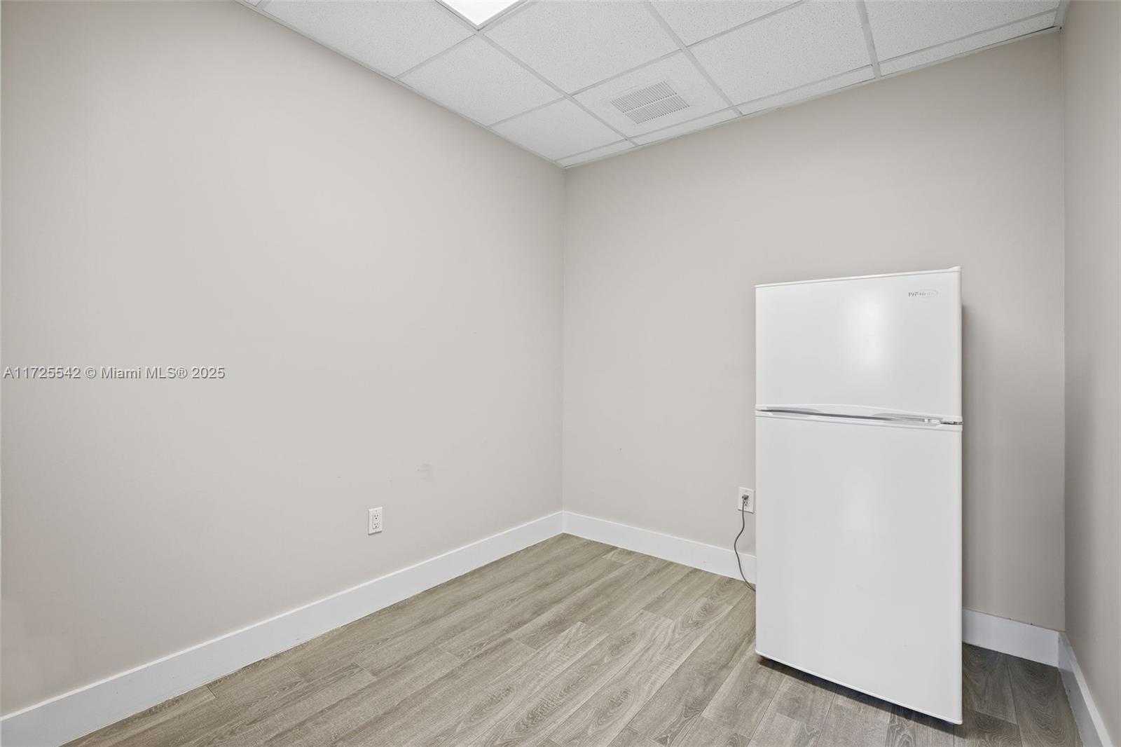 Small Image of 960 WEST 41ST ST, Miami Beach Number 23