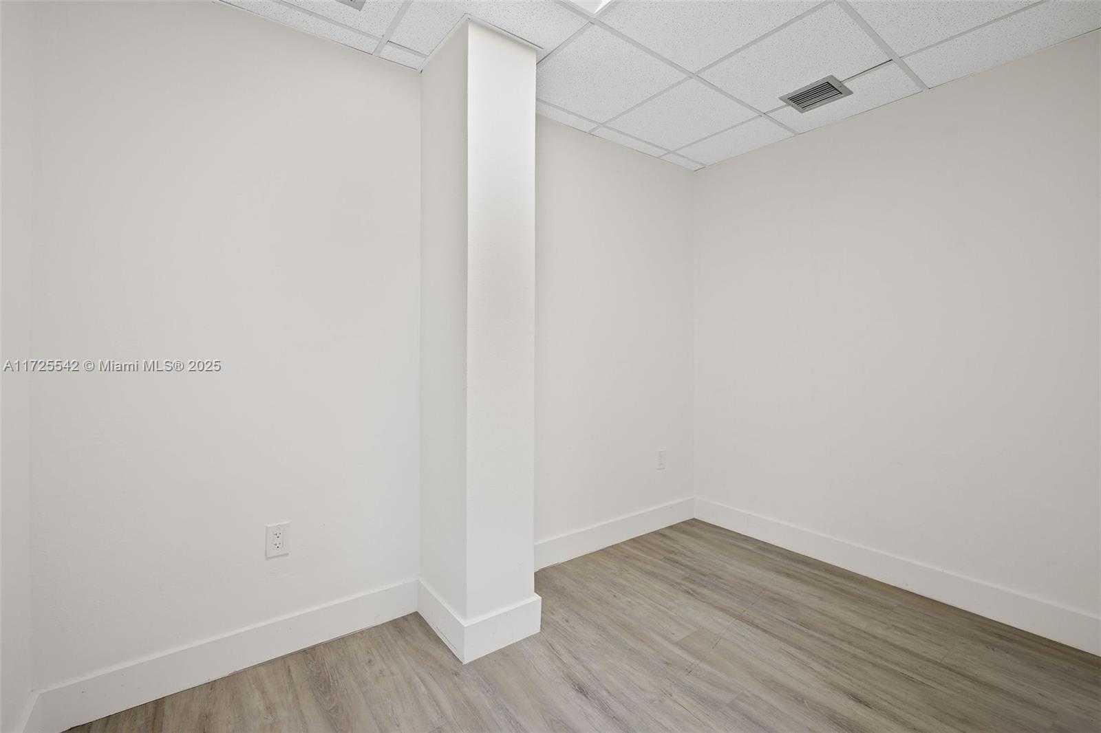 Small Image of 960 WEST 41ST ST, Miami Beach Number 28