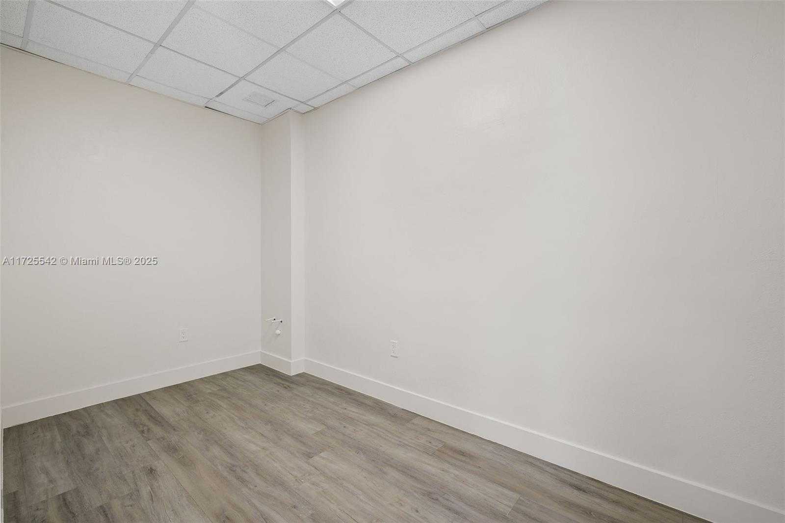Small Image of 960 WEST 41ST ST, Miami Beach Number 30