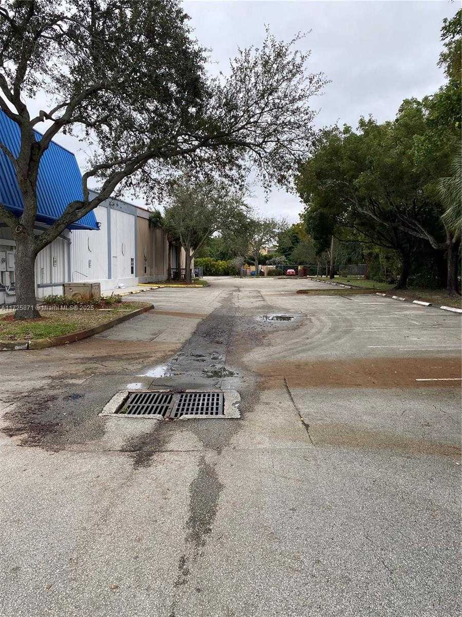 Small Image of 6950 STIRLING RD, Davie Number 15