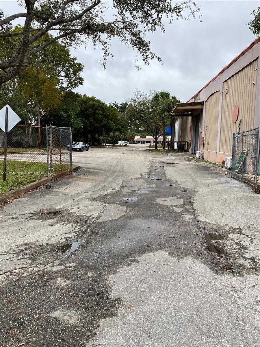 Small Image of 6950 STIRLING RD, Davie Number 16
