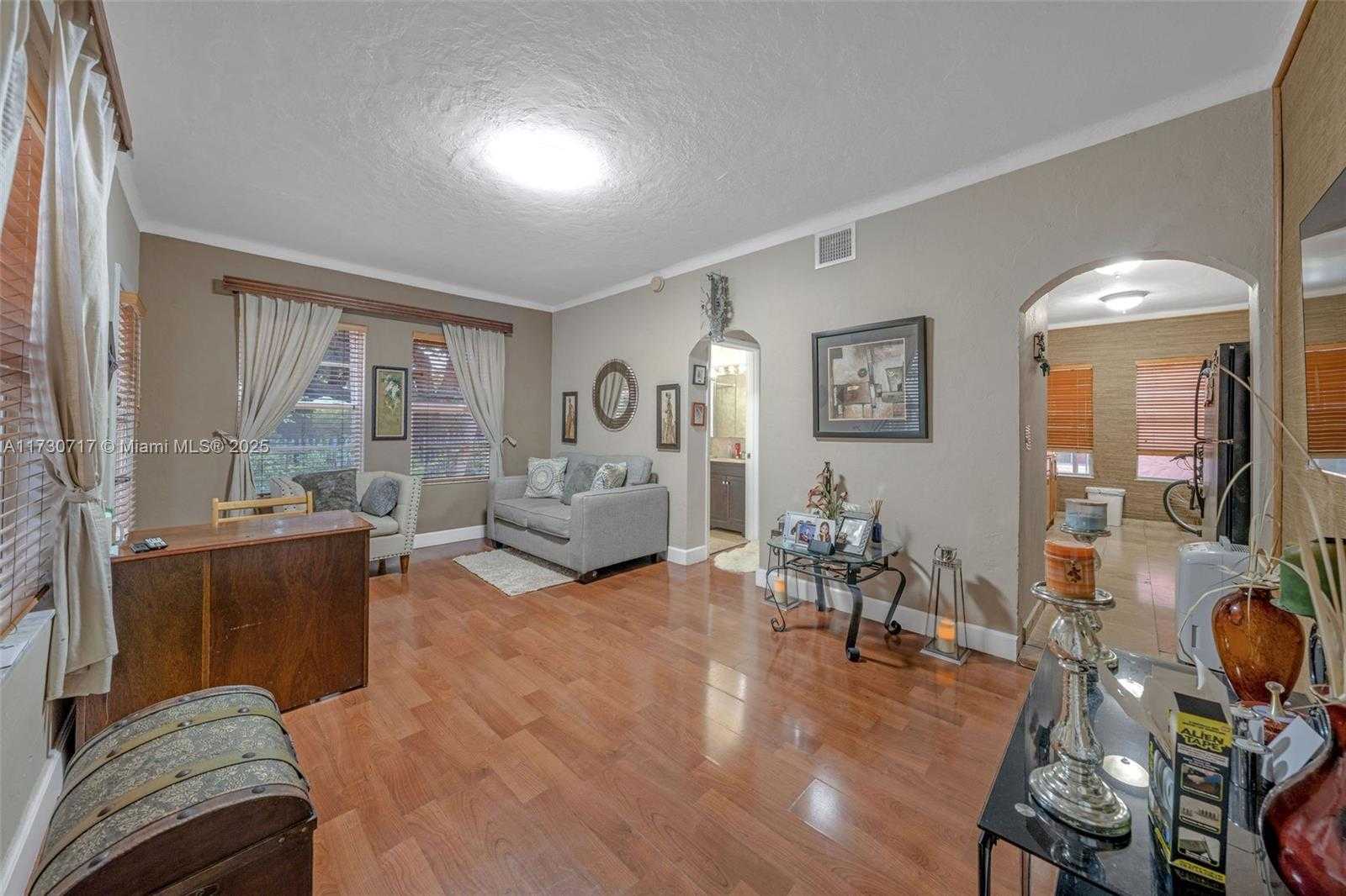Small Image of 735 MERIDIAN AVE, Miami Beach Number 10