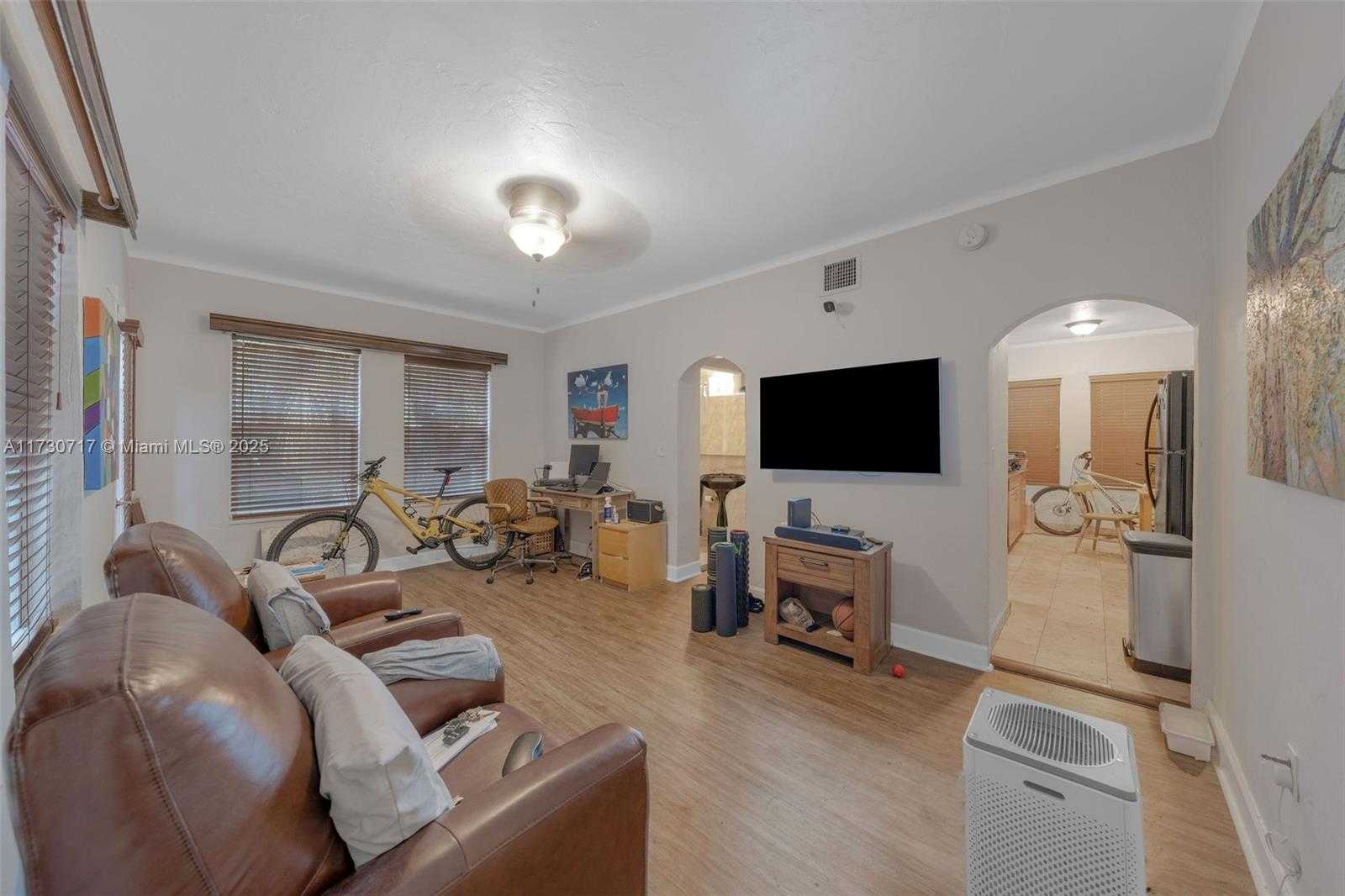 Small Image of 735 MERIDIAN AVE, Miami Beach Number 11