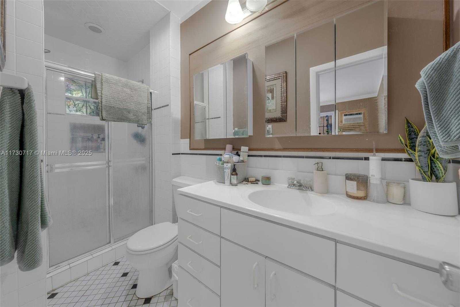 Small Image of 735 MERIDIAN AVE, Miami Beach Number 14