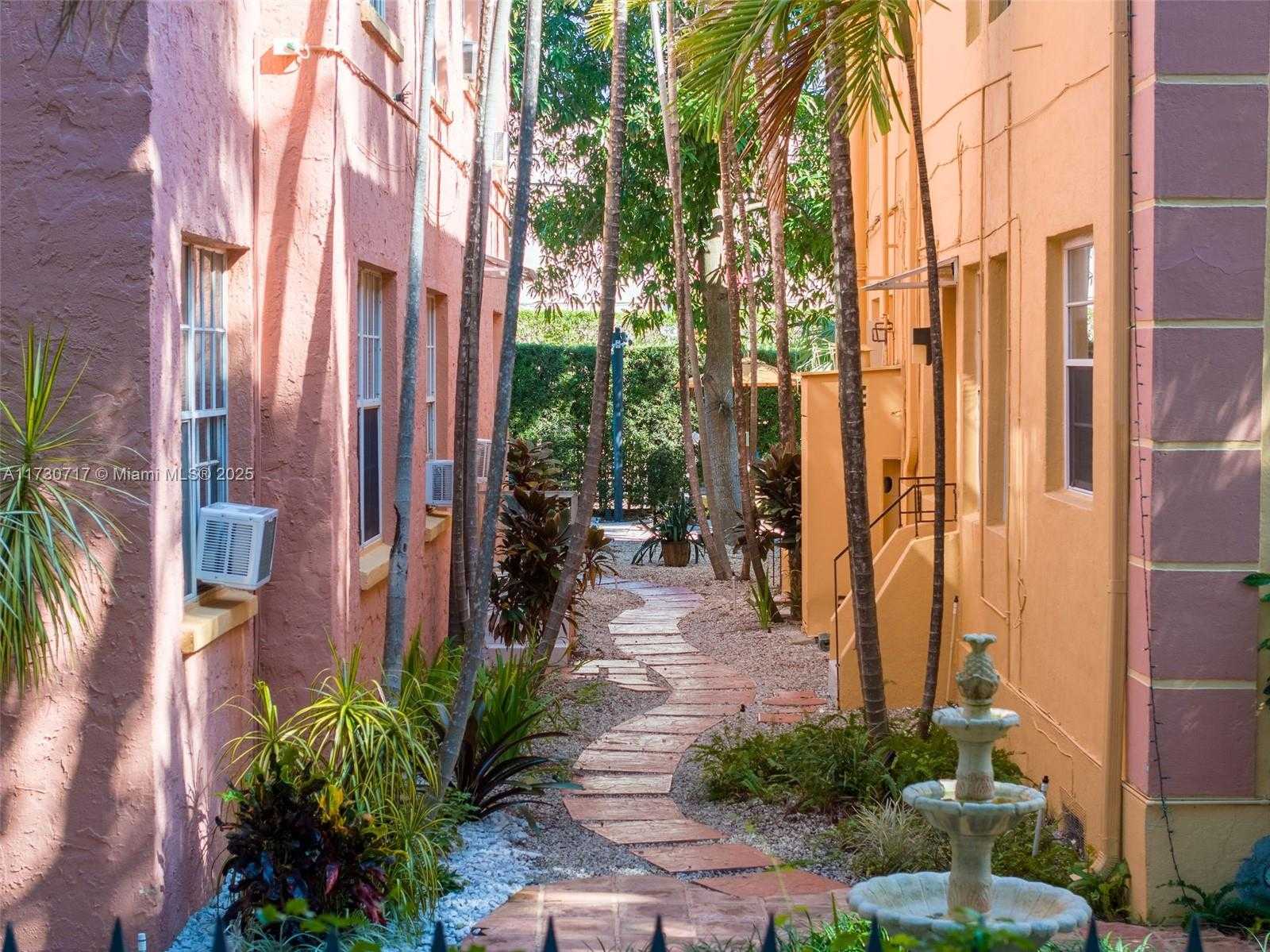 Small Image of 735 MERIDIAN AVE, Miami Beach Number 3