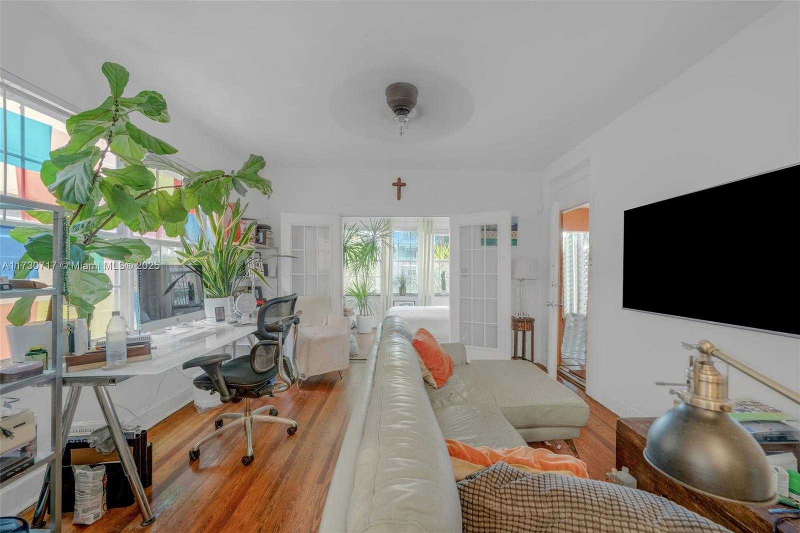 Small Image of 735 MERIDIAN AVE, Miami Beach Number 4