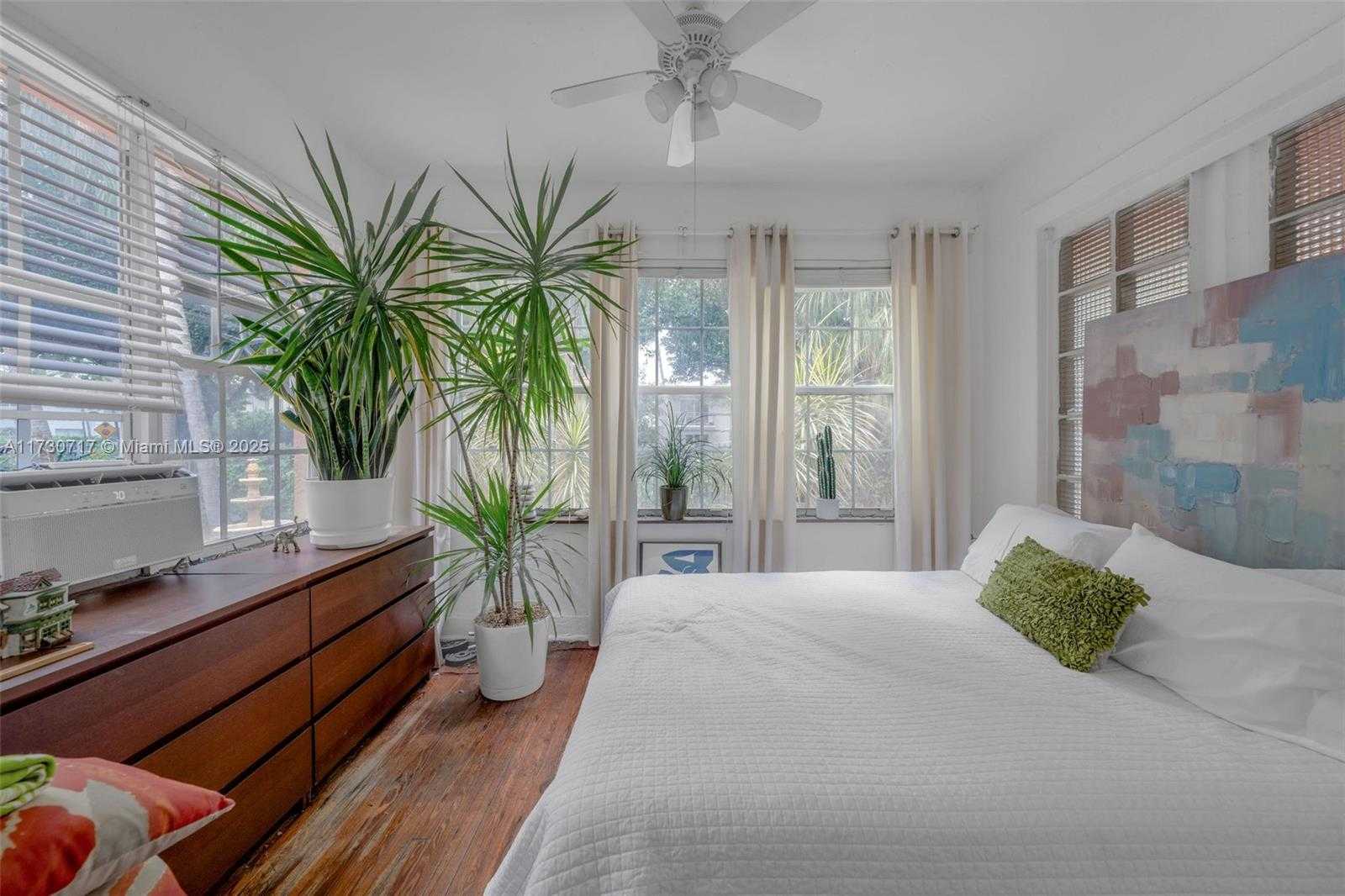 Small Image of 735 MERIDIAN AVE, Miami Beach Number 5