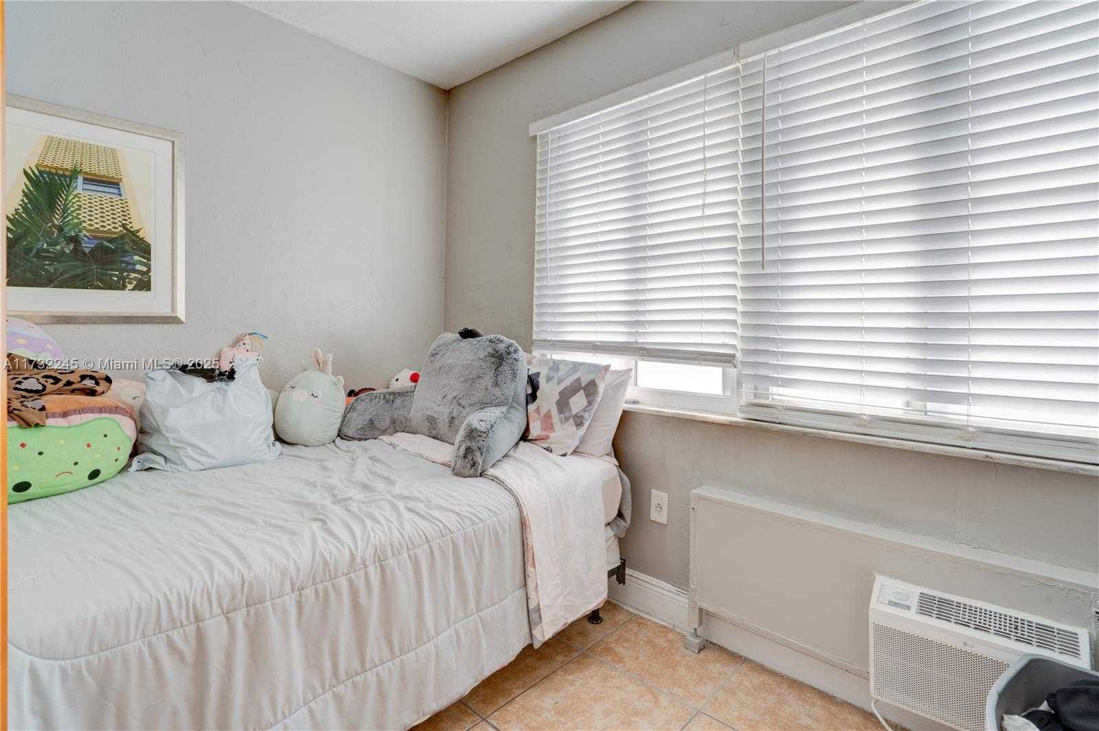 Small Image of 7451 NORTH HARDING AVE, Miami Beach Number 15