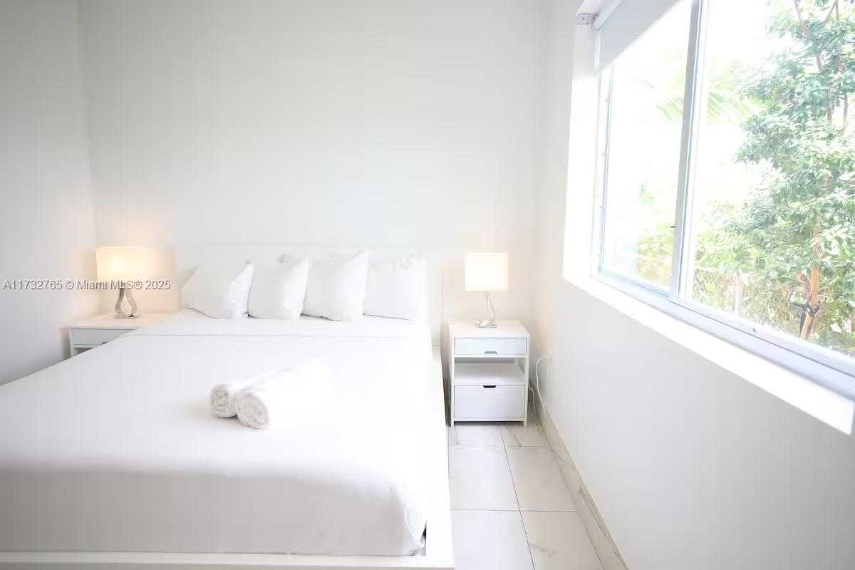 Small Image of 7610 Harding Ave, Miami Beach, FL 33141, USA Number 10