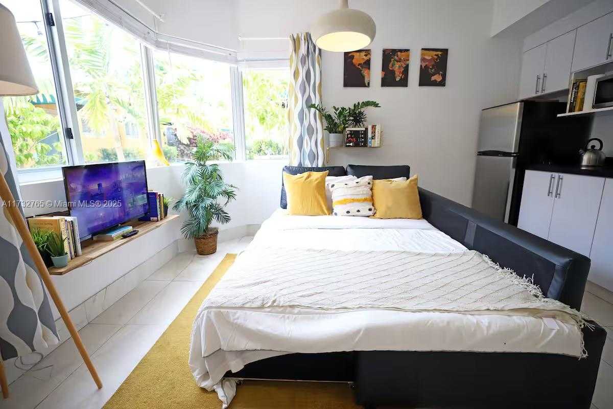 Small Image of 7610 Harding Ave, Miami Beach, FL 33141, USA Number 12