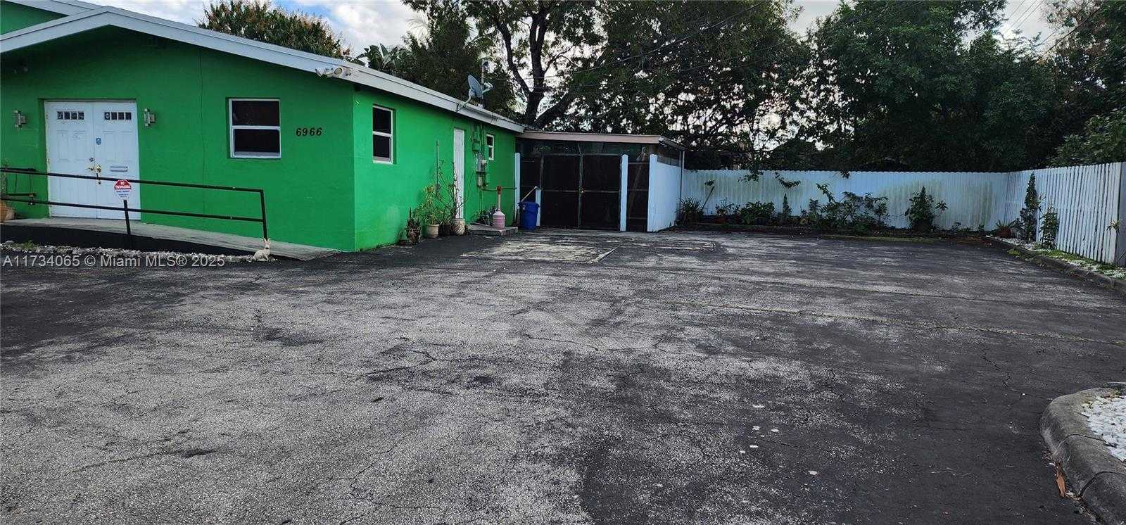 Small Image of 6966 TAFT ST #1, Hollywood Number 2